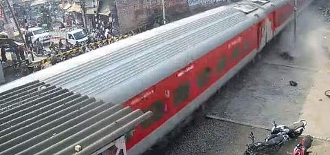 പാഞ്ഞുവന്ന ട്രെയിന്‍ ബൈക്ക് ഇടിച്ചുതെറിപ്പിക്കുന്നു