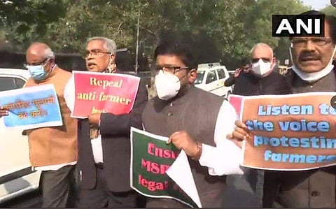 ഇടത് എംപിമാരുടെ പ്രതിഷേധ മാര്‍ച്ച് / എഎന്‍ഐ