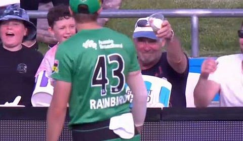 ബിഗ് ബാഷ് ലീഗില്‍ ബിയര്‍ ഗ്ലാസില്‍ ക്യാച്ചെടുത്ത് ആരാധകന്‍/ വീഡിയോ ദൃശ്യം