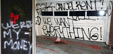 നേതാക്കൻമാരുടെ വീടുകളുടെ ചുവരുകളിൽ എഴുതിയ നിലയിൽ/ ട്വിറ്റർ