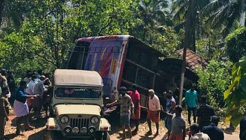 വീടിന് മുകളിലേക്ക് മറിഞ്ഞ ബസ്‌