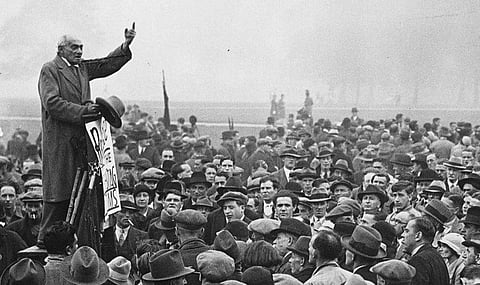 1933ൽ ഷാപ്പൂർജി ദൊറാബ്ജി സക്ലത് വാല ലണ്ടനിൽ തൊഴിലാളികളുടെ യോ​ഗത്തിൽ പ്രസം​ഗിക്കുന്നു. സോഷ്യലിസ്റ്റ് ചിന്താ​ഗതിക്കാരനായിരുന്ന സക്ലത് വാല ഇന്നത്തെ ലേബർ പാർട്ടി പാർട്ടിയുടെ പഴയ രൂപത്തിൽ ഒന്നായ ഇൻ‍ഡിപെൻഡൻഡ് ലേബർ പാർട്ടിയിൽ അം​ഗമായിരുന്നു