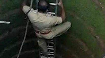 കിണറ്റില്‍ തെരച്ചില്‍ നടത്തുന്നു