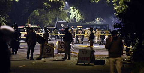 സ്‌ഫോടനസ്ഥലത്ത് പൊലീസ് പരിശോധന / ചിത്രം : പര്‍വീണ്‍ നേഗി ( ന്യൂ ഇന്ത്യന്‍ എക്‌സ്പ്രസ്)