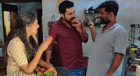 ദി ​ഗ്രേറ്റ് ഇന്ത്യൻ കിച്ചൻ ചിത്രീകരണ വേളയിൽ നിമിഷയും സുരാജും ജിയോ ബേബിയും/ ഫേയ്സ്ബുക്ക്