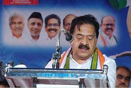 ഐശ്വര്യ കേരളയാത്രയില്‍ രമേശ് ചെന്നിത്തല സംസാരിക്കുന്നു