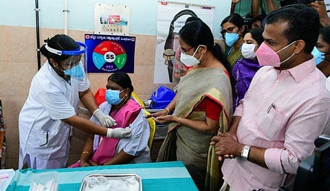 മന്ത്രി ശൈലജ വാക്‌സിന്‍ ഡ്രൈറണ്‍ നിരീക്ഷിക്കുന്നു / ഫെയ്‌സ്ബുക്ക് ചിത്രം