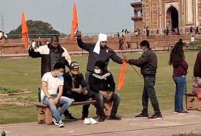 കാവിക്കൊടിയുമായി ഹിന്ദു ജാ​ഗരൺ മഞ്ച് പ്രവർത്തകർ/ ട്വിറ്റർ