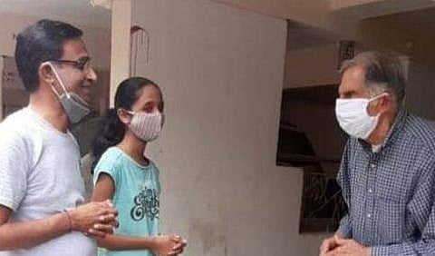 അസുഖബാധിതനായ മുന്‍ ജീവനക്കാരനെ രത്തന്‍ ടാറ്റ സന്ദര്‍ശിക്കുന്നു