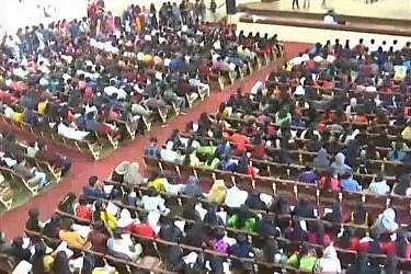 കേരള സര്‍വകലാശാല ആസ്ഥാനത്ത് തടിച്ചുകൂടിയ വിദ്യാര്‍ഥികള്‍/ ടെലിവിഷന്‍ ചിത്രം