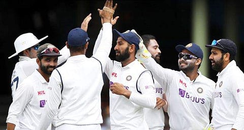 സിഡ്‌നിയില്‍ വാര്‍ണറുടെ വിക്കറ്റ് വീണത് ആഘോഷിക്കുന്ന ഇന്ത്യന്‍ താരങ്ങള്‍/ഫോട്ടോ: ബിസിസിഐ, ട്വിറ്റര്‍