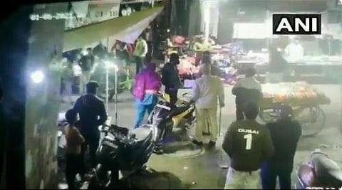 പൊലീസിനെ ആക്രമിക്കുന്നു / എഎന്‍ഐ ചിത്രം