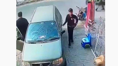 കാറില്‍ നിന്ന് ബാഗ് മോഷ്ടിക്കുന്നു/ സിസിടിവി ദൃശ്യം