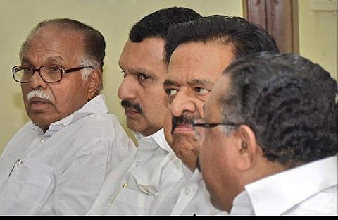 പിജെ കുര്യന്‍ കോണ്‍ഗ്രസ് നേതാക്കള്‍ക്കൊപ്പം/ഫയല്‍