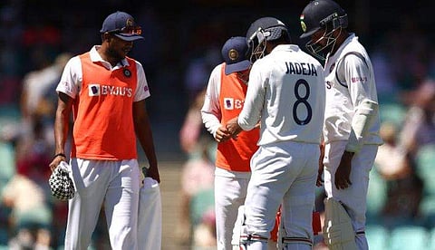 മിച്ചല്‍ സ്റ്റാര്‍ക്കിന്റെ ബൗണ്‍സറില്‍ രവീന്ദ്ര ജഡേജയ്ക്ക് പരിക്ക്/ഫോട്ടോ: ബിസിസിഐ, ട്വിറ്റര്‍