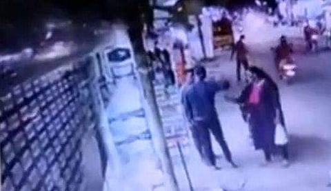 തിരുവനന്തപുരത്ത് യുവാവിനെ ആക്രമിക്കുന്ന ദൃശ്യം