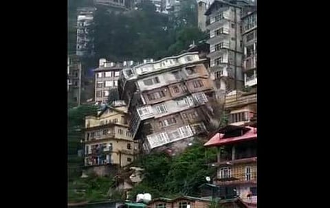 മണ്ണിടിച്ചിലില്‍ കെട്ടിടം തകര്‍ന്നുവീഴുന്ന ദൃശ്യം