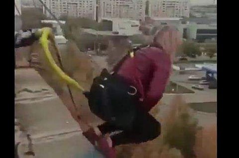 കെട്ടിടത്തിന്റെ മുകളില്‍ നിന്ന് ചാടാന്‍ ഒരുങ്ങുന്ന യുവതി