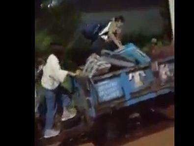 വിമാനത്താവളത്തിലേക്ക് ട്രാക്ടറ്റര്‍ കയറുന്ന യാത്രക്കാര്‍