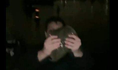 തിരണ്ടിയെ കൈയില്‍ പിടിച്ചിരിക്കുന്ന യുവാവ്‌