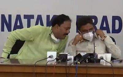 പത്രസമ്മേളനം നടത്തുന്ന കോണ്‍ഗ്രസ് നേതാക്കള്‍