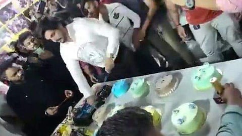 കേക്ക് മുറിച്ച് ജന്മദിനാഘോഷം