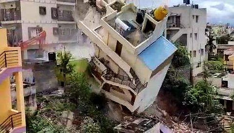 അപകടാവസ്ഥയിലായ കെട്ടിടം പൊളിച്ചുനീക്കുന്നു