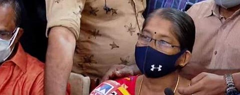 ഉത്രയുടെ അമ്മ മാധ്യമങ്ങളെ കാണുന്നു/വീഡിയോ സ്‌ക്രീന്‍ഷോട്ട്‌