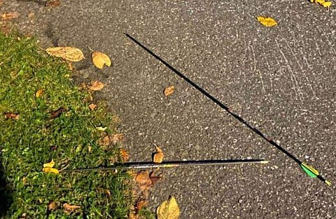 അമ്പും വില്ലുമായി കണ്ണിൽകണ്ടവരെ ആക്രമിച്ച് 37കാരൻ; അഞ്ച് മരണം; ഞെട്ടൽ