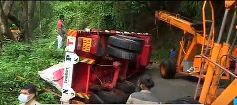 മറിഞ്ഞ ട്രെയ്‌ലര്‍ ലോറി ഉയര്‍ത്താനുള്ള ശ്രമത്തില്‍ / ടെലിവിഷന്‍ ചിത്രം