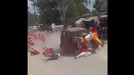 ഘോഷയാത്രയ്ക്ക് ഇടയിലേക്ക് പാഞ്ഞുകയറുന്ന കാറിന്റെ ദൃശ്യം