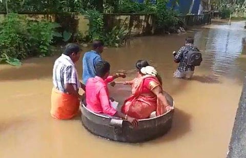 ചെമ്പില്‍ വിവാഹപ്പന്തലില്‍ എത്തിയ വധൂവരന്മാര്‍