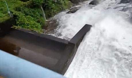 ഷോളയാര്‍ ഡാമില്‍ നിന്ന് വെള്ളം പുറത്തേയ്ക്ക് ഒഴുക്കുന്നു