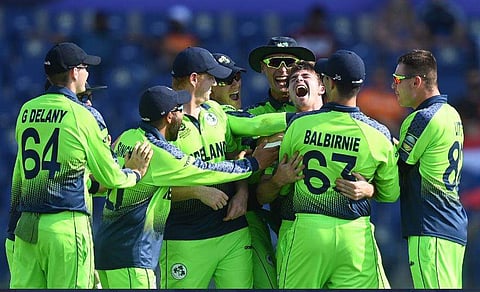 നെതര്‍ലന്റിനെതിരെ ഹാട്രിക് നേടിയ കാംഫറിനെ സഹതാരങ്ങള്‍ അഭിനന്ദിക്കുന്നു