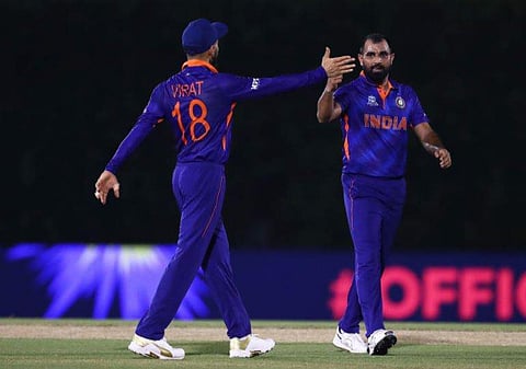 ഇംഗ്ലണ്ടിന്റെ വിക്കറ്റ് വീഴ്ത്തിയ ഷമിയെ അഭിനന്ദിക്കുന്ന കൊഹ്‌ലി