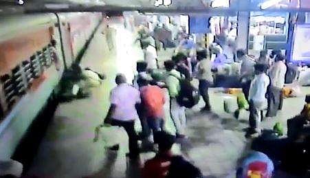 ഓടുന്ന ട്രെയിനില്‍ നിന്ന് ചാടി ഇറങ്ങുന്നതിനിടെ വീണ ഗര്‍ഭിണിയെ സുരക്ഷാ ഉദ്യോഗസ്ഥന്‍ രക്ഷിക്കുന്നു