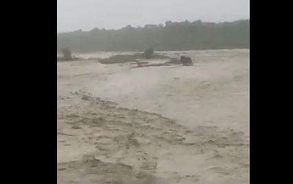 കുത്തിയൊലിച്ച് ഒഴുകുന്ന നദിയില്‍ കുടുങ്ങിയ കാട്ടാന