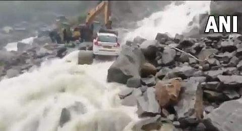 മണ്ണിടിച്ചിലില്‍ കുടുങ്ങിപ്പോയ കാറിനെ പിടിച്ചുഉയര്‍ത്തുന്നു, എഎന്‍ഐ