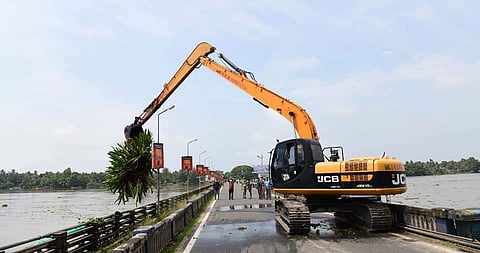 തോട്ടപ്പള്ളി സ്പില്‍വേയില്‍ അടിഞ്ഞ വസ്തുക്കള്‍ നീക്കംചെയ്യുന്നു