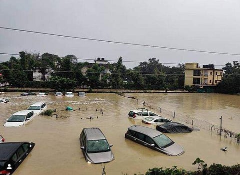 പ്രളയത്തില്‍ ഒഴുകിപ്പോയ കാറുകള്‍/image credit:mustafa quraishi