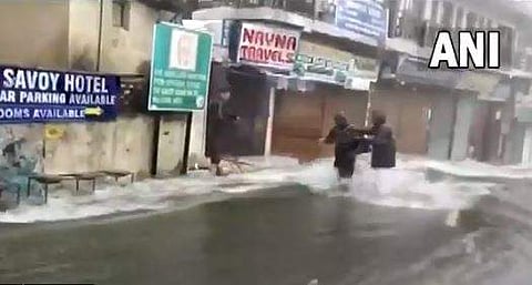 കനത്തമഴയില്‍ ഉത്തരാഖണ്ഡില്‍ റോഡില്‍ വെള്ളം കയറിയപ്പോള്‍, എഎന്‍ഐ