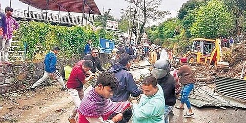 മണ്ണിടിച്ചിലില്‍ തകര്‍ന്ന റോഡുഗതാഗതം പുനഃസ്ഥാപിക്കാനുള്ള ശ്രമം, പിടിഐ