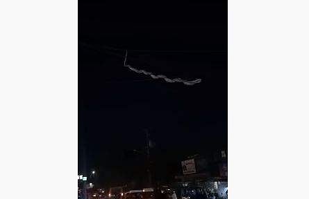 തെരുവിന്റെ മുകളിലൂടെ പോകുന്ന കേബിളിലൂടെ ഇഴഞ്ഞുനീങ്ങുന്ന പാമ്പ്