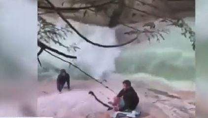 വെള്ളച്ചാട്ടത്തിന് സമീപം കുടുങ്ങിപ്പോയ സഞ്ചാരികളെ രക്ഷിക്കുന്നു