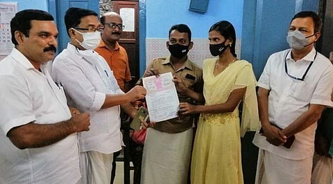 റഹ്മാനും, സജിതയ്ക്കും വിവാഹ സർട്ടിഫിക്കറ്റ് കെ ബാബു എംഎൽഎ കൈമാറുന്നു/ ഫെയ്സ്ബുക്ക്