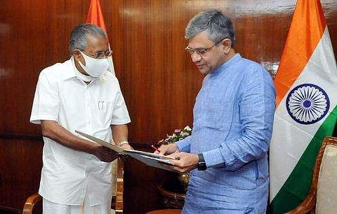 പിണറായി വിജയൻ കേന്ദ്രമന്ത്രിയുമായി ചർച്ച നടത്തുന്നു / ഫെയ്സ്ബുക്ക്