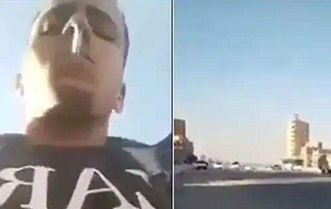 കവര്‍ന്ന ഫോണുമായി ബൈക്കില്‍ സഞ്ചരിക്കുന്ന മോഷ്ടാവ്‌