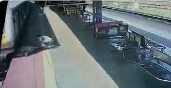 ഓടുന്ന ട്രെയിനില്‍ ചാടി കയറാന്‍ ശ്രമിക്കുന്നതിനിടെ വീണ 50കാരിയെ രക്ഷിക്കുന്ന വനിതാ കോണ്‍സ്റ്റബിള്‍