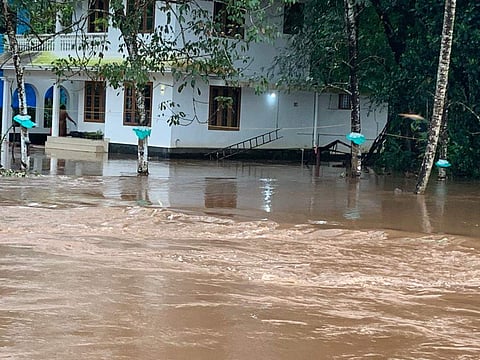 മലവെള്ളപ്പാച്ചിലില്‍ വീടുകളില്‍ വെള്ളം കയറിയപ്പോള്‍