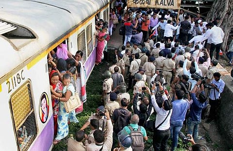 മുംബൈ ലോക്കല്‍ ട്രെയിനിലെ തിരക്ക്‌/ഫയല്‍
